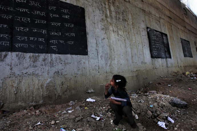 chemin de l'école 03 altaf gadri of an unofficial school run for slum dwellers held under a bridge in new delhi;.jpg